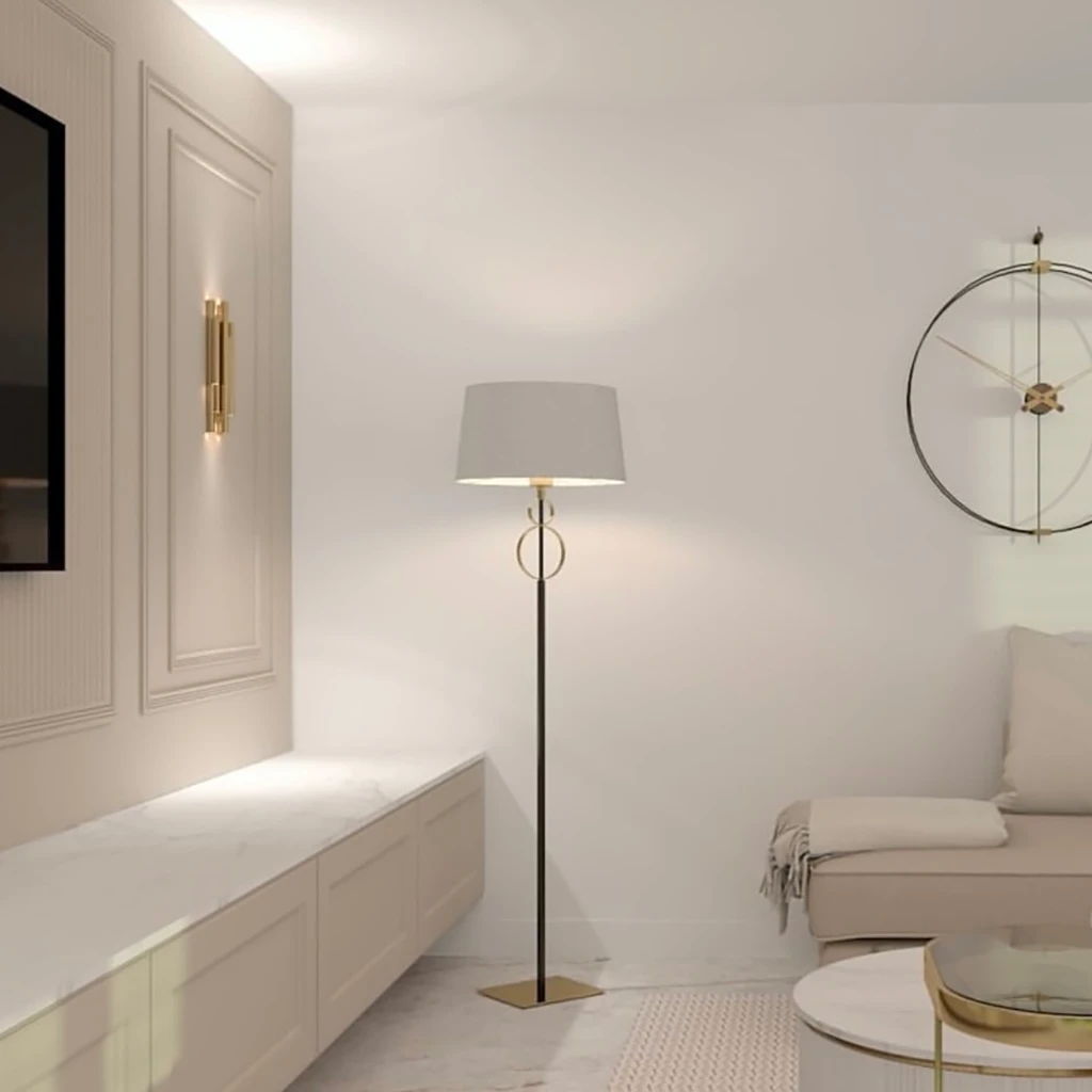 PERSEO posiada zdobioną podstawę, w której elementy w kolorze złota współpracują z matową czernią.