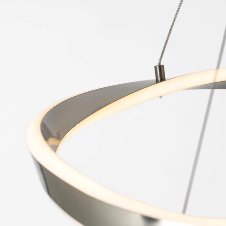 GIRONA to model lampy wiszącej o pierścieniowej budowie, która podkreśli minimalistyczny styl Twojego salonu.