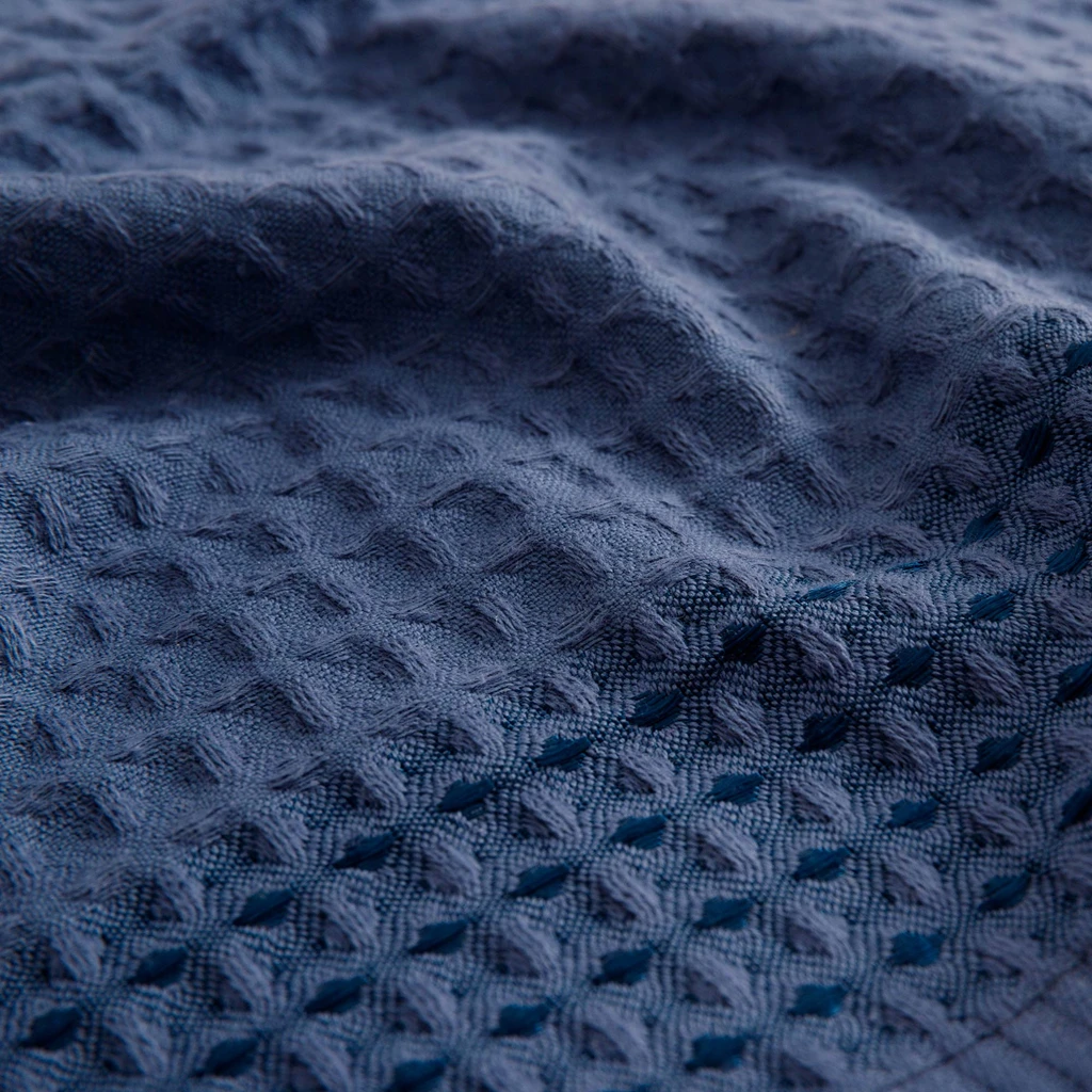 Granatowy bawełniany ręcznik o fakturze waflowej