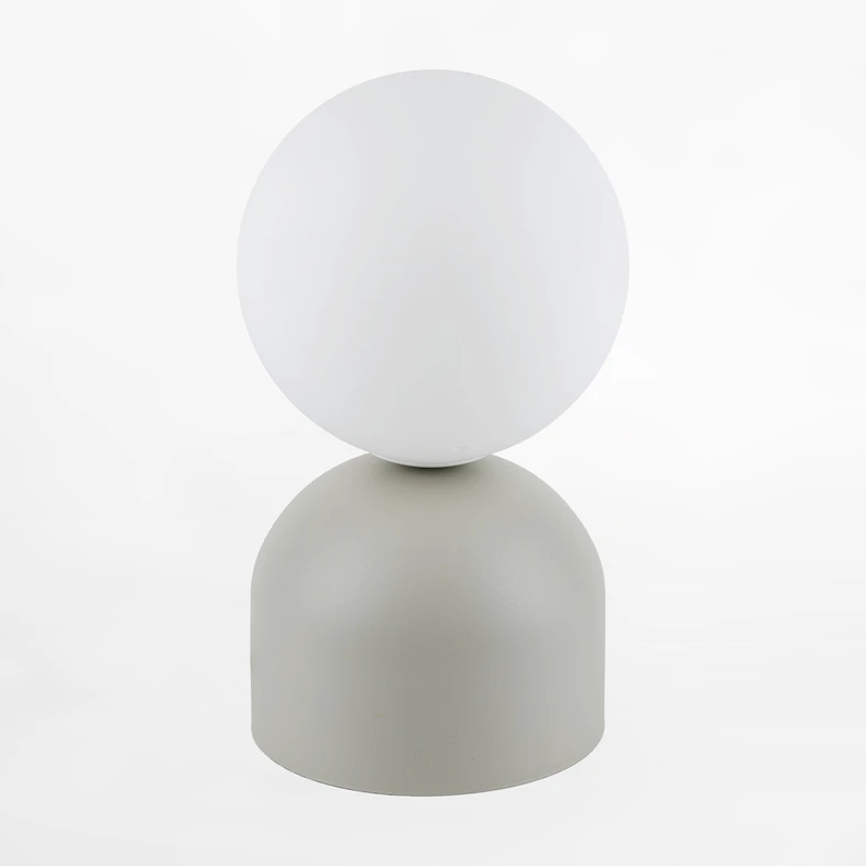 Nowoczesna lampa stołowa MIKI z podstawą o matowym, beżowym odcieniu.