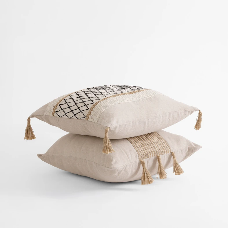 Beżowe poszewki ozdobne z chwostami