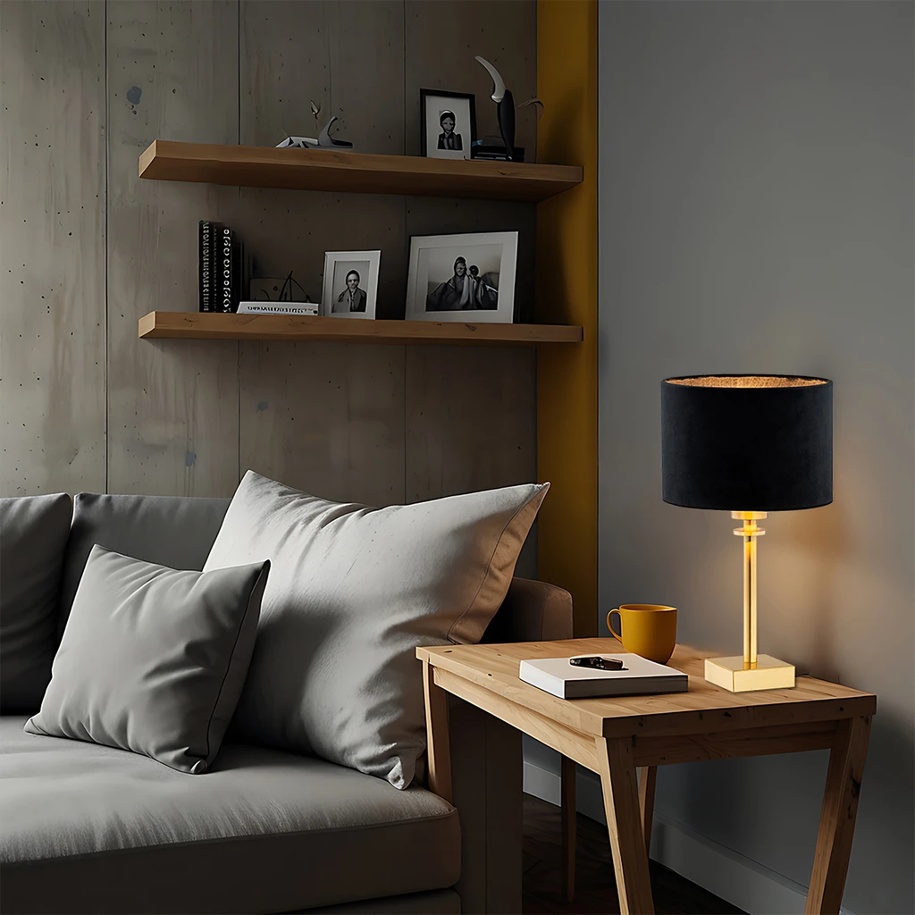 Abażur z czarnej tkaniny oraz podstawa w kolorystyce złota pomogą Ci zbudować wrażenie dystyngowanej elegancji.