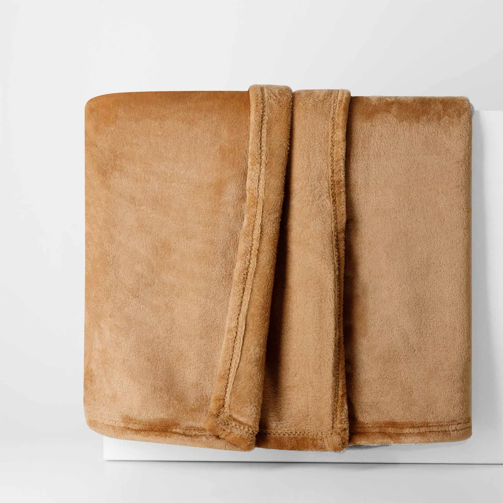 Karmelowy miękki koc na sofę