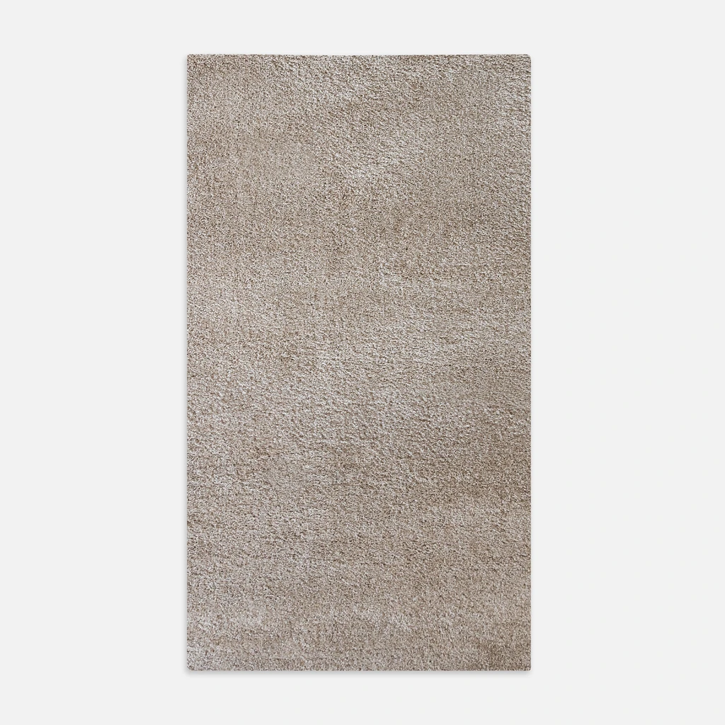 Dywan beżowy FURRY 80x140 cm wykonany z przędzy polipropylenowej.