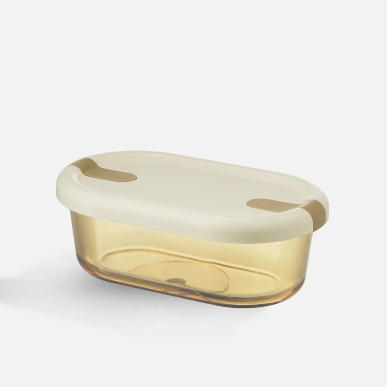Szklany pojemnik lunchbox w jasnobursztynowym kolorze, z beżowym wieczkiem i szarymi zatrzaskami z polipropylenu.