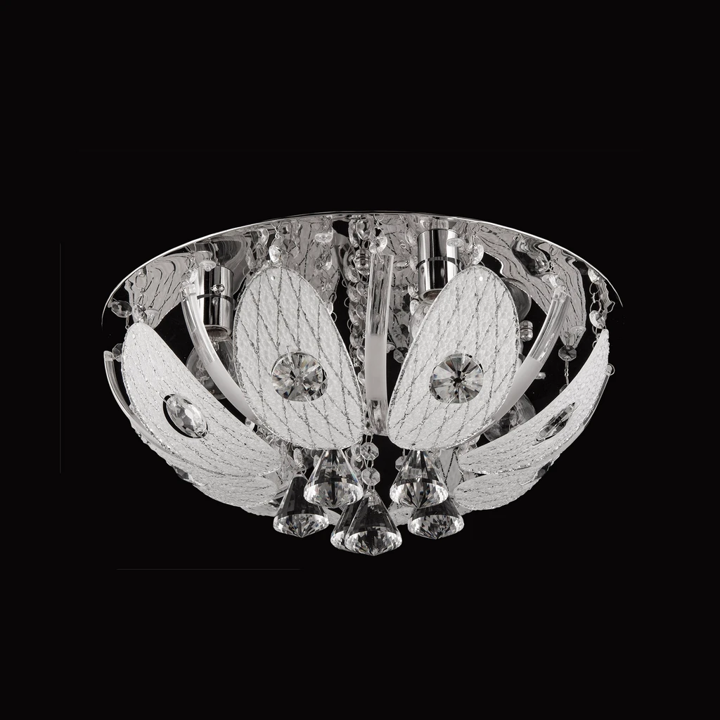 Model ozdobnej plafoniery o średnicy 40 cm, zawieszony w sypialni lub salonie doda wnętrzu szyku i elegancji.