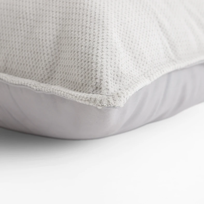 Szara poszewka ozdobna z zamkiem