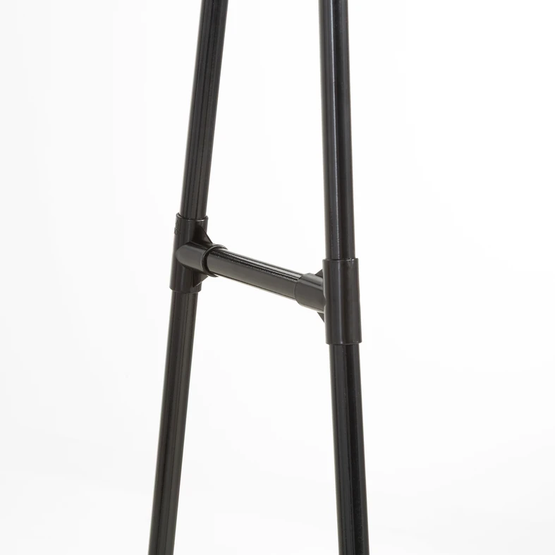 Zbliżenie na czarne metalowe elementy konstrukcyjne wieszaka. 