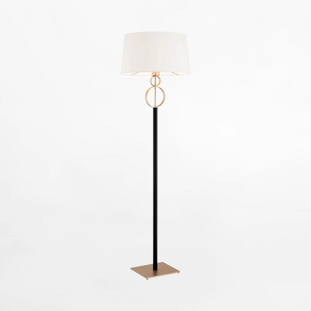 PERSEO intryguje piękną, designerską podstawą oraz abażurem z tkaniny w kolorystyce śmietankowej bieli.