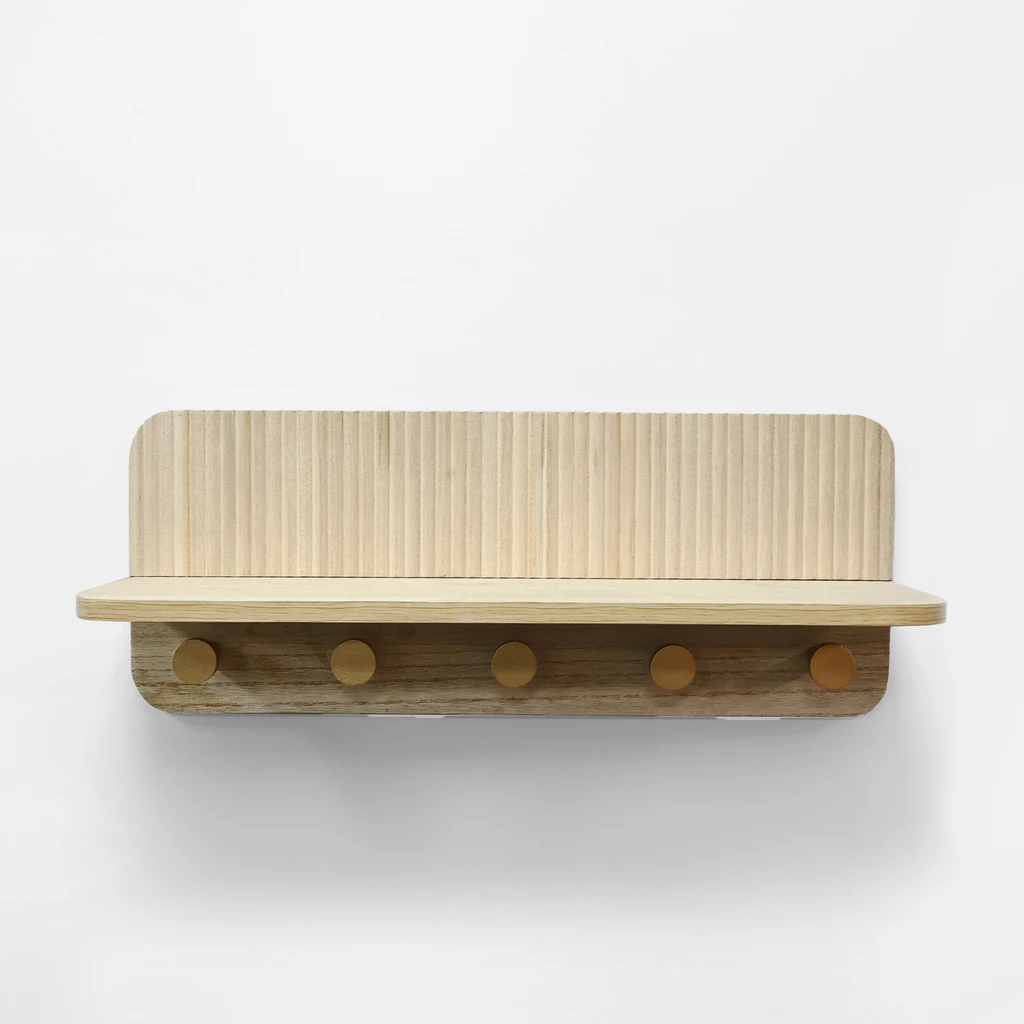 Nástenná polica v odtieni svetlého dreva