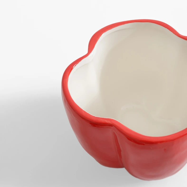 Czerwony pojemnik w kształcie papryki z pokrywką