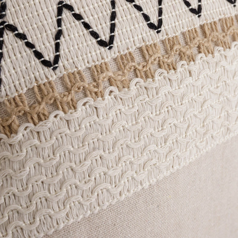 Beżowa poszewka ozdobna z chwostami