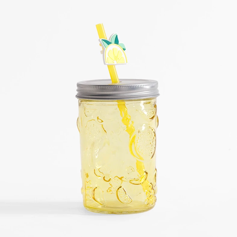 Żółta szklanka ze słomką