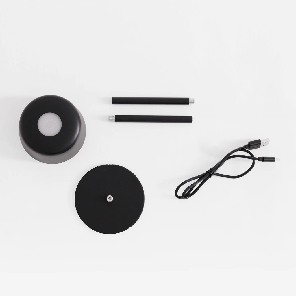 Wbudowane oświetlenie LED w lampie ma moc 2W, emituje strumień świetlny o wartości 80 lumenów.