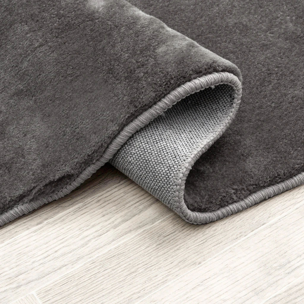 Koberec imitujúci kožušinu strieborný PLUSH 60x110 cm