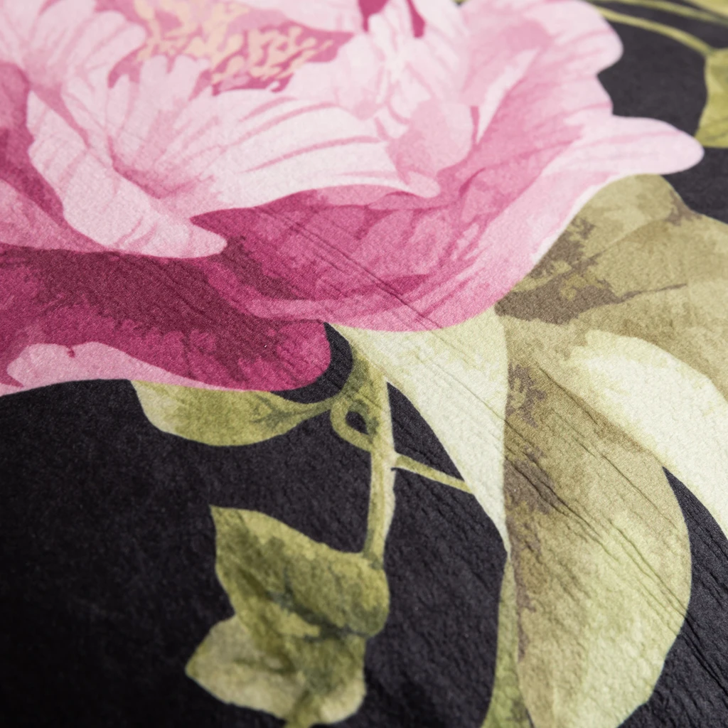 Czarno-różowa poszewka dekoracyjna w róże i petunie