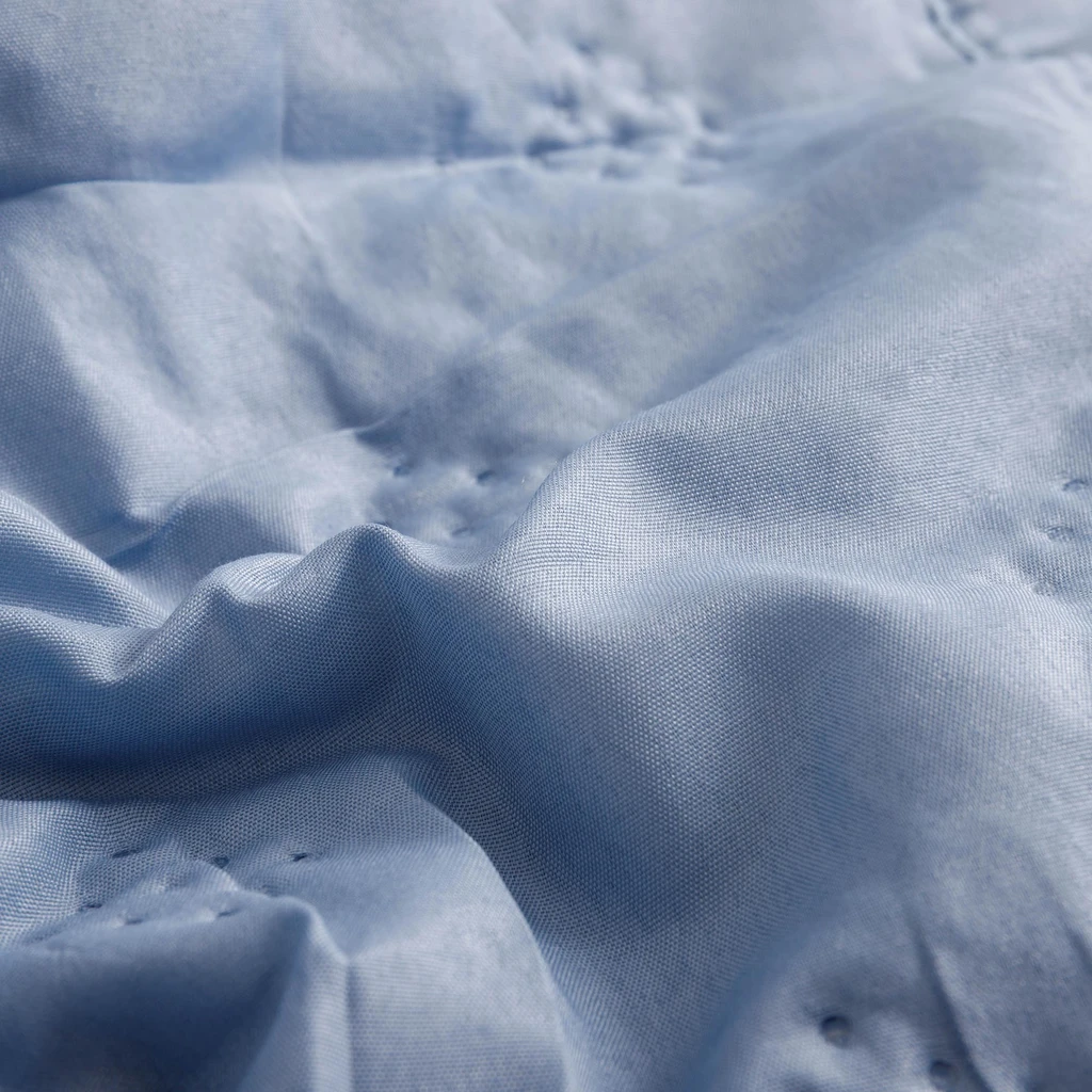 Niebieska narzuta na łóżko