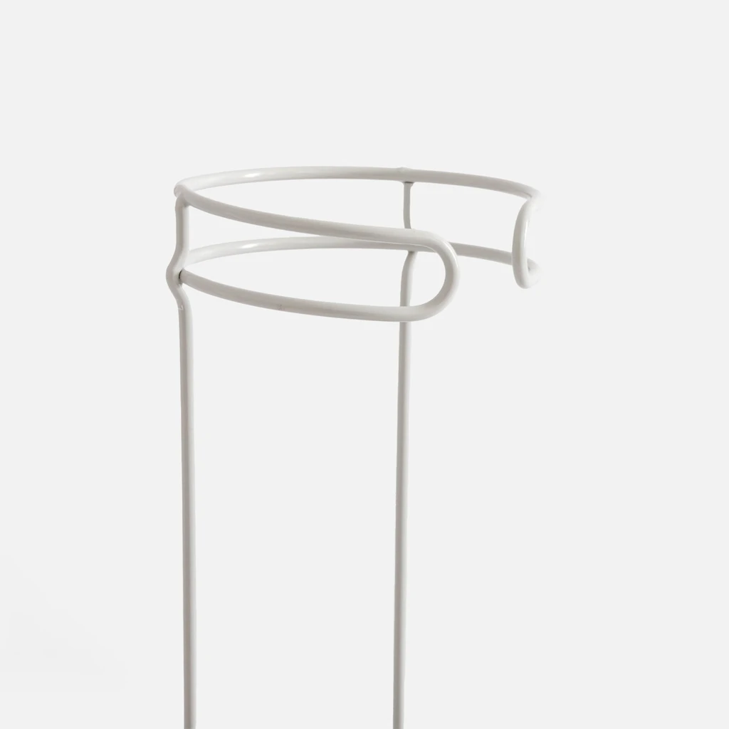 Detal, obręcz stojaka, która utrzyma w ryzach wysokie parasole. 