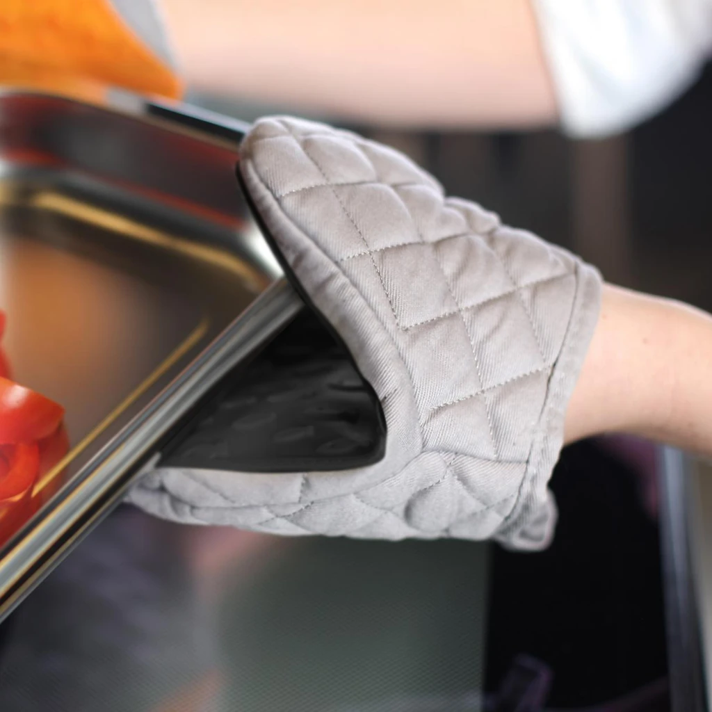 Kuchynská rukavica LIVIO čierno-sivá