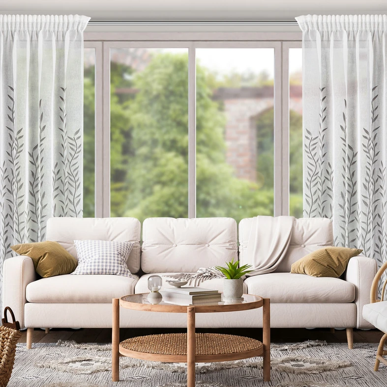 Biała zasłona na taśmie ze wzorem stalowych listków