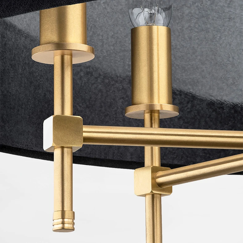 Złote wykończenie podstawy z delikatnym ukłonem w stronę glamour, stanowi odwołanie do klasycznego piękna równowagi i proporcji.