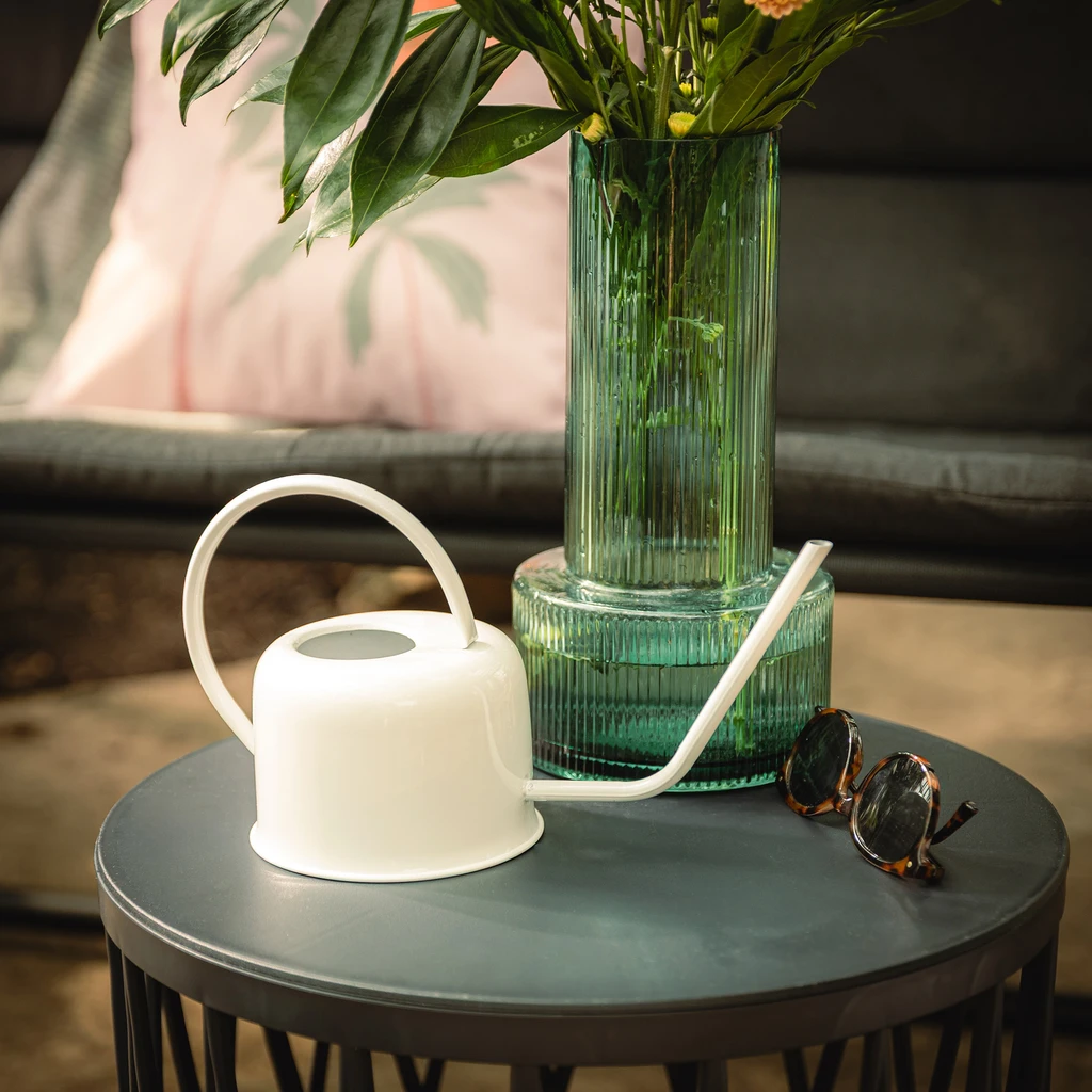 Biała konewka ze stali nierdzewnej