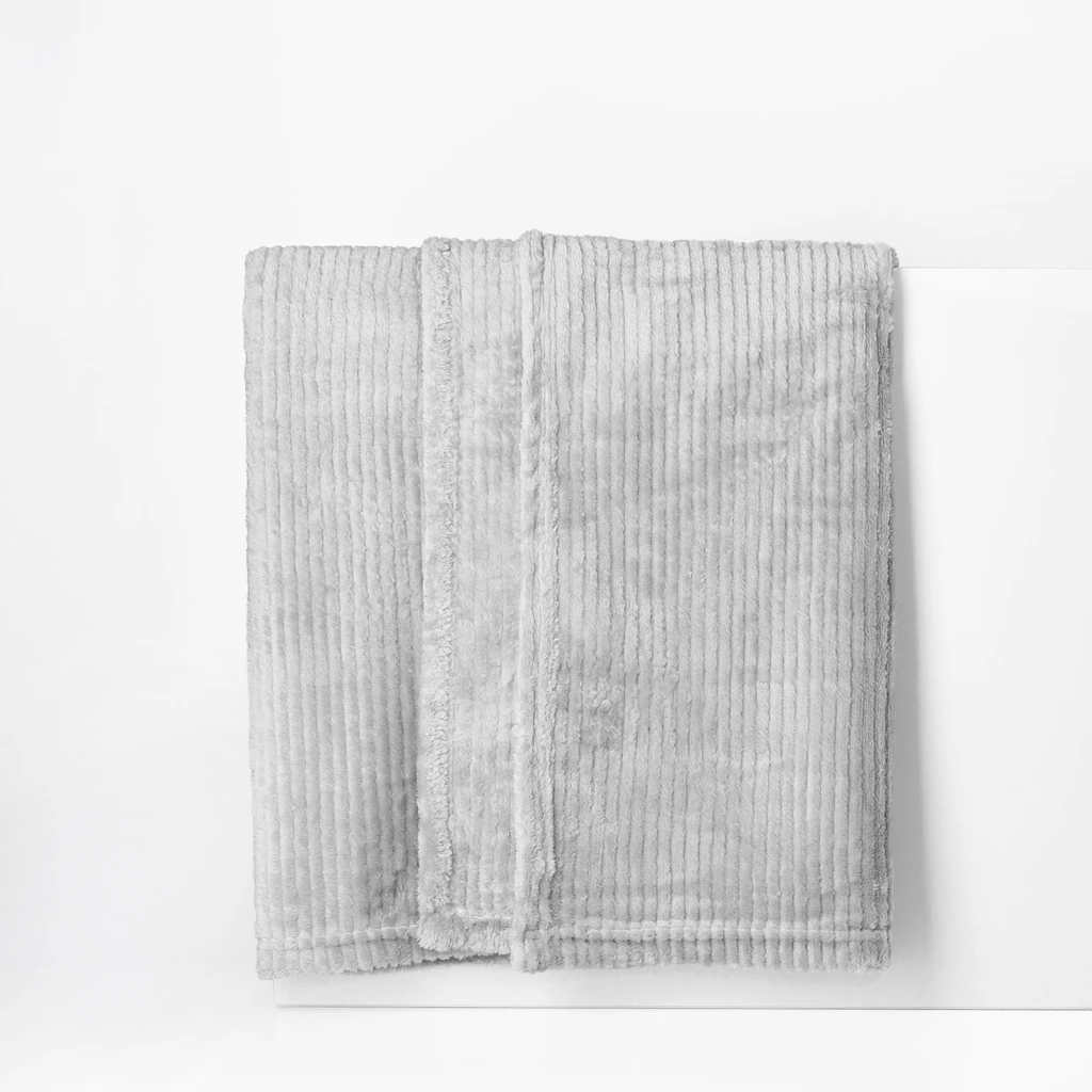 Koc jasnoszary RENEE 130x160 cm z poliestru.