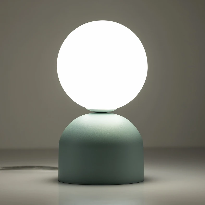 MIKI posiada ona oprawę dla żarówki typu G9 o mocy maksymalnej 8W.