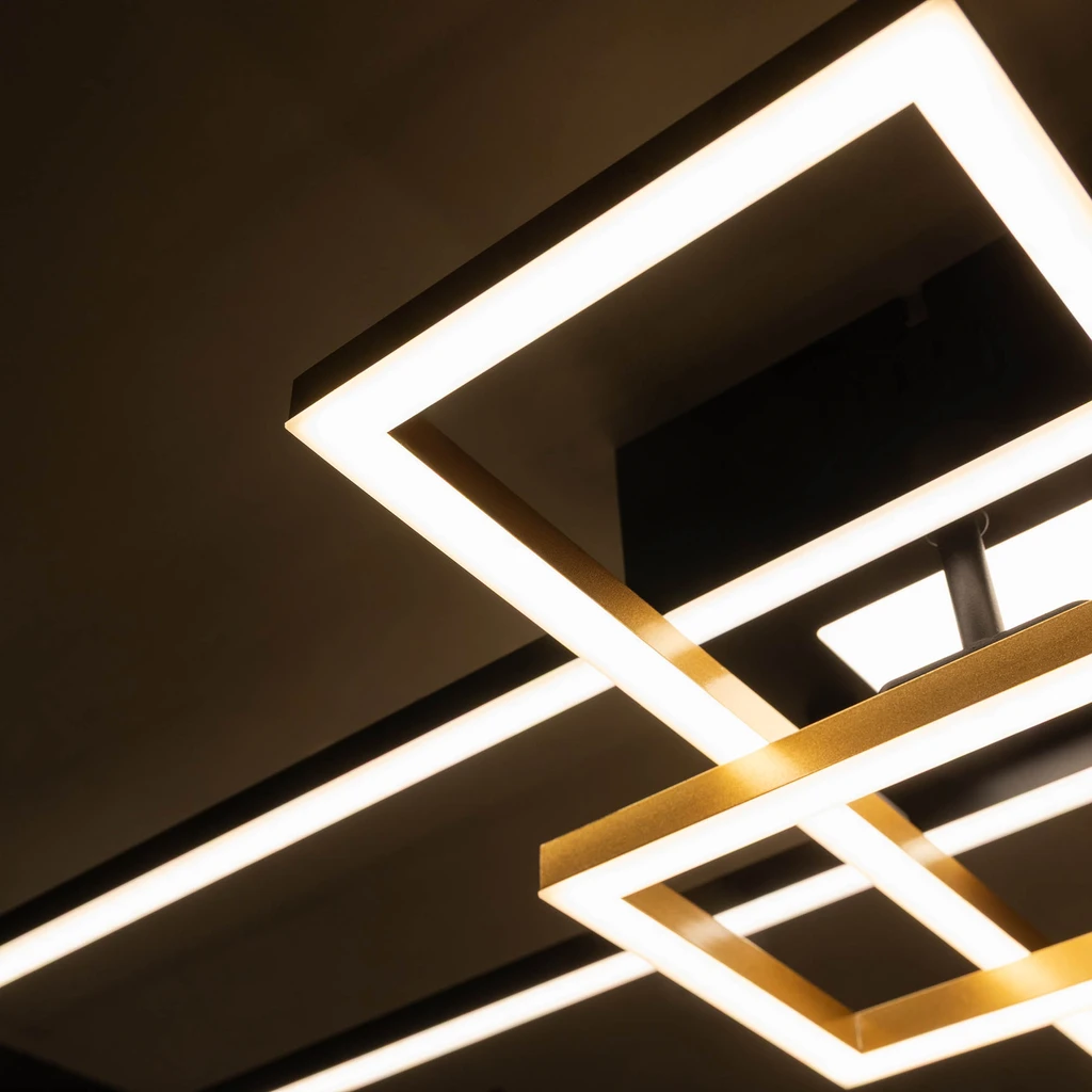 LED stropné svietidlo čierno-zlatá LUMENZ s diaľkovým ovládačom