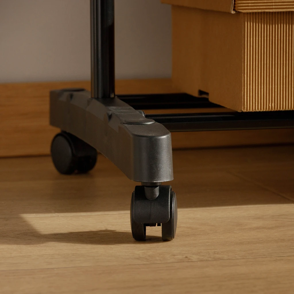 Samostatný vešiak na kolieskach