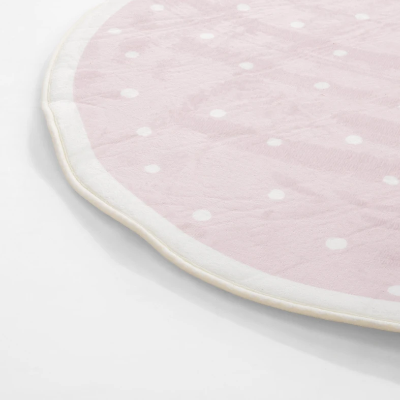 Okrągły dywan w kropki