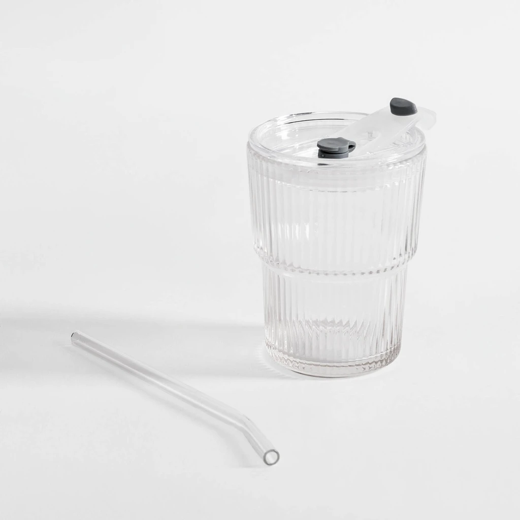 Pohár so slamkou a viečkom 350 ml