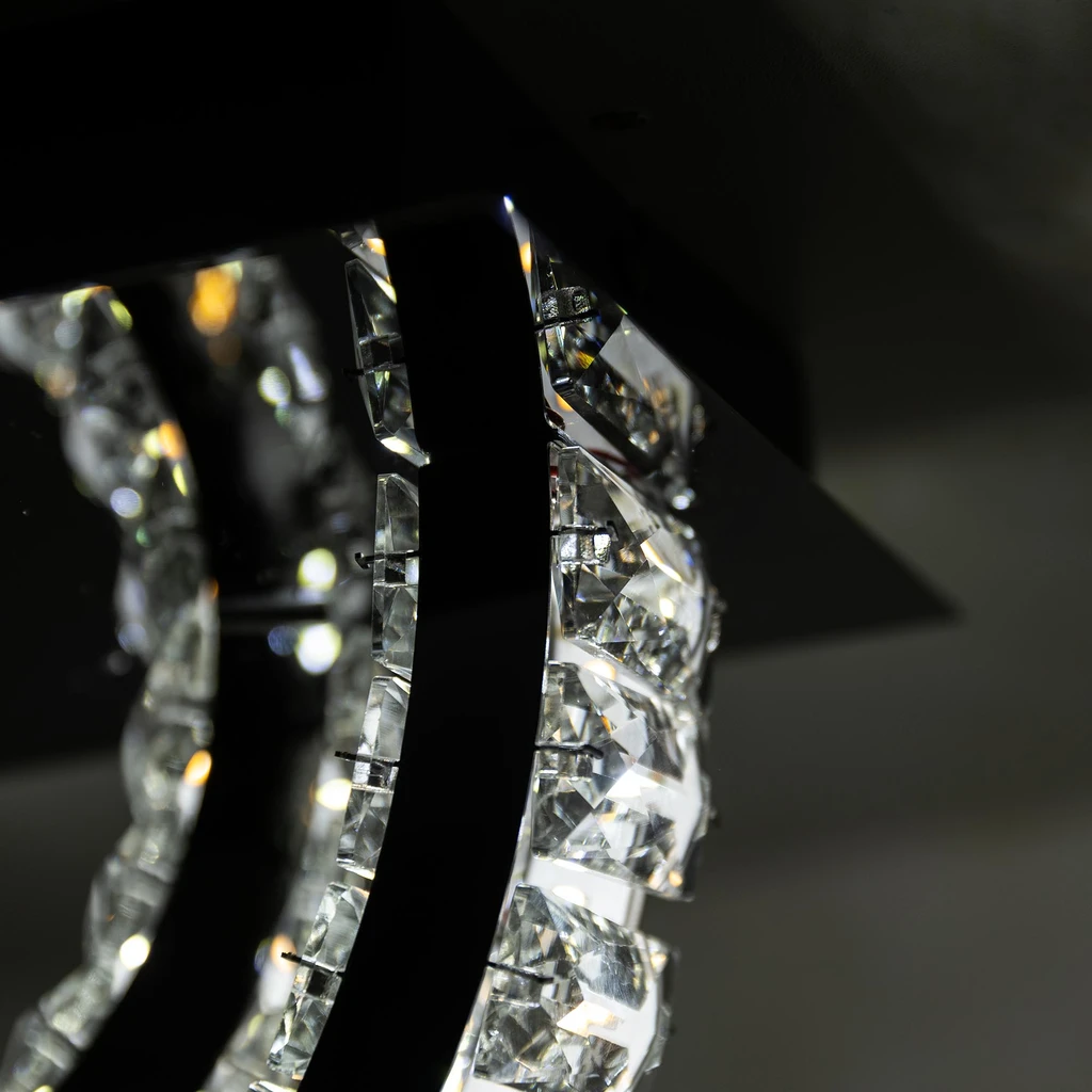 TULA w salonie to oświetlenie a zarazem piękna dekoracja w klimacie glamour.