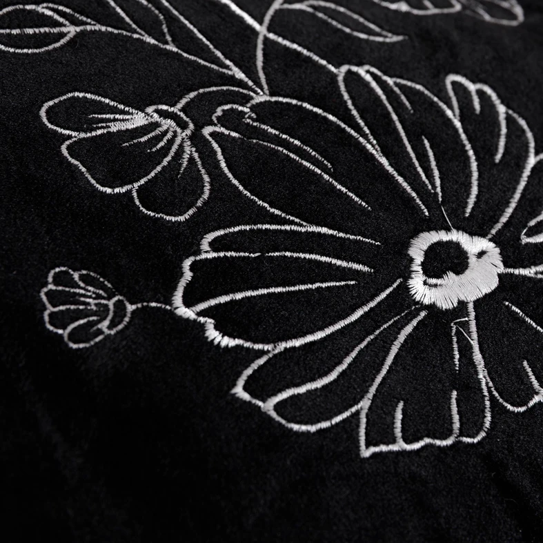 Welurowa poszewka czarna w kwiaty