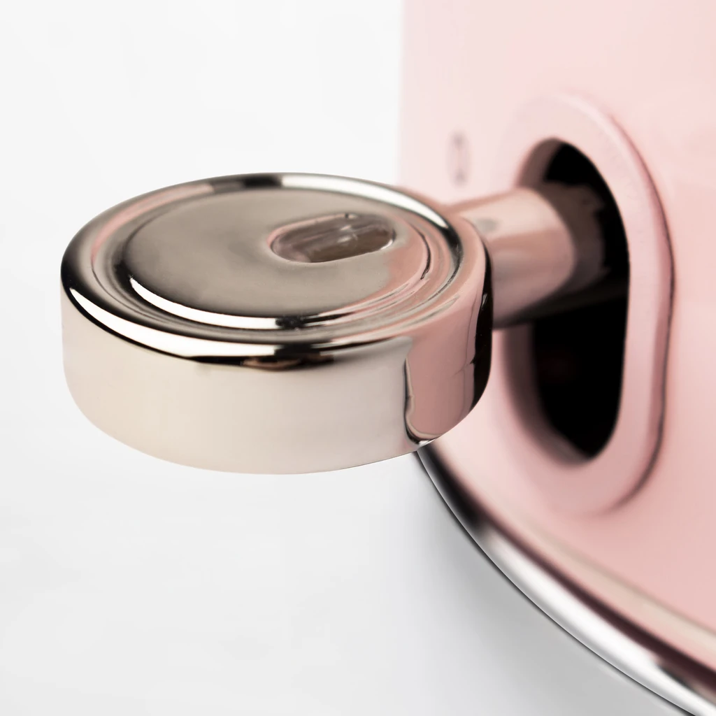 Czajnik retro HERITAGE HAD206954 posiada wszystkie funkcje nowoczesnego czajnika, stopki antypoślizgowe i ergonomiczny uchwyt.