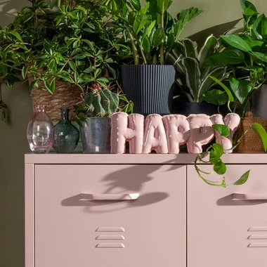 Dekorácia - nápis HAPPY v ružovej farbe