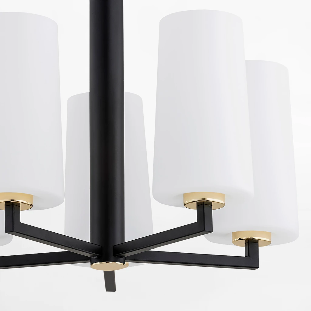 Stelaż i ramiona w czarnym, matowym kolorze z 5 kloszami z mlecznego szkła.