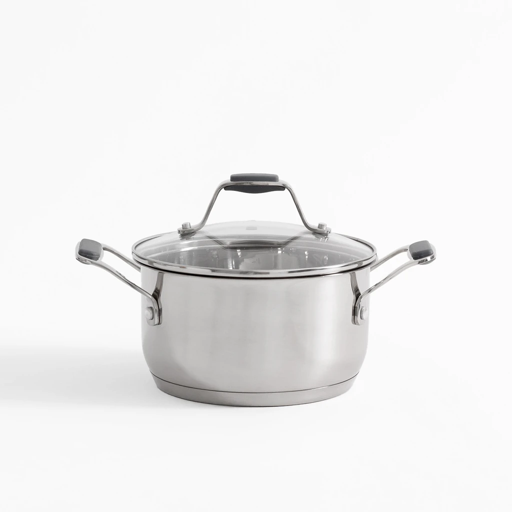 Srebrny stalowy garnek na indukcję