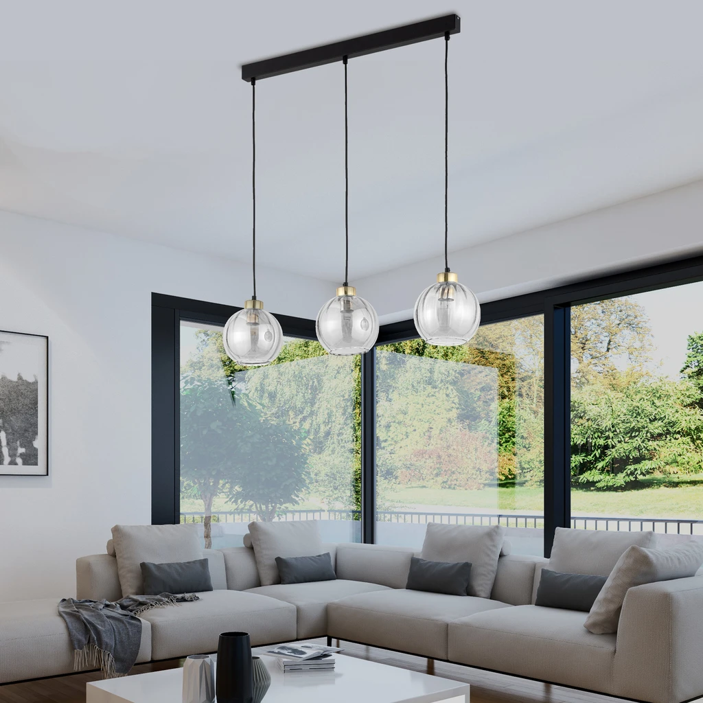 Potrójna lampa DEVI posiada podsufitkę o kształcie listwy i metalową oprawę kloszy wykończeniem w złotym połysku.