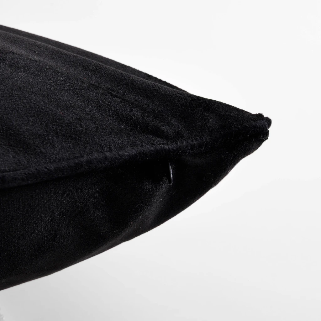 Welurowa poszewka czarna w kwiaty