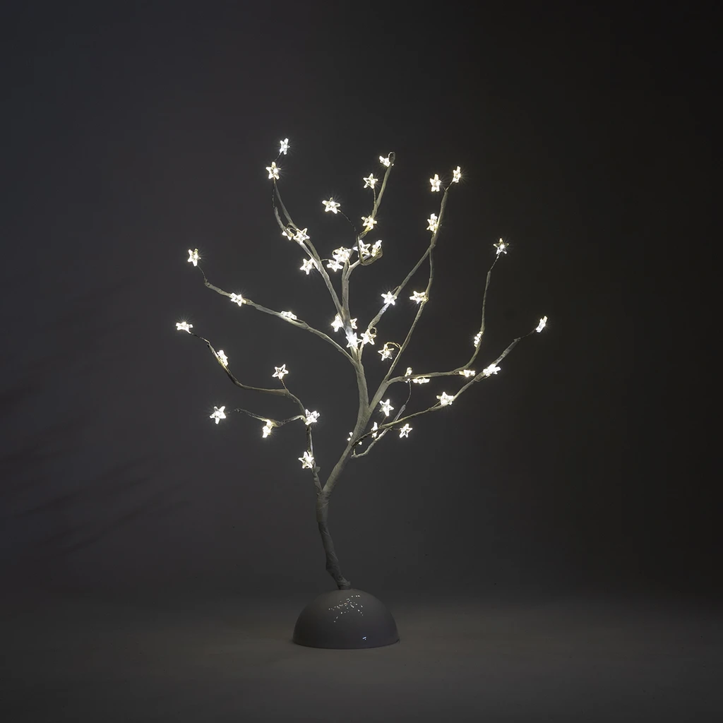 Drzewko LED rozjaśni pokój przyjaznym, ciepłym światłem.