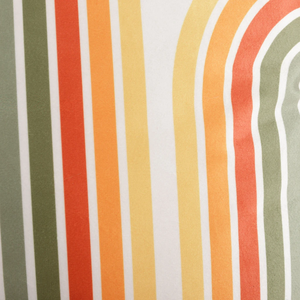 Biała poszewka z geometrycznym kolorowym motywem