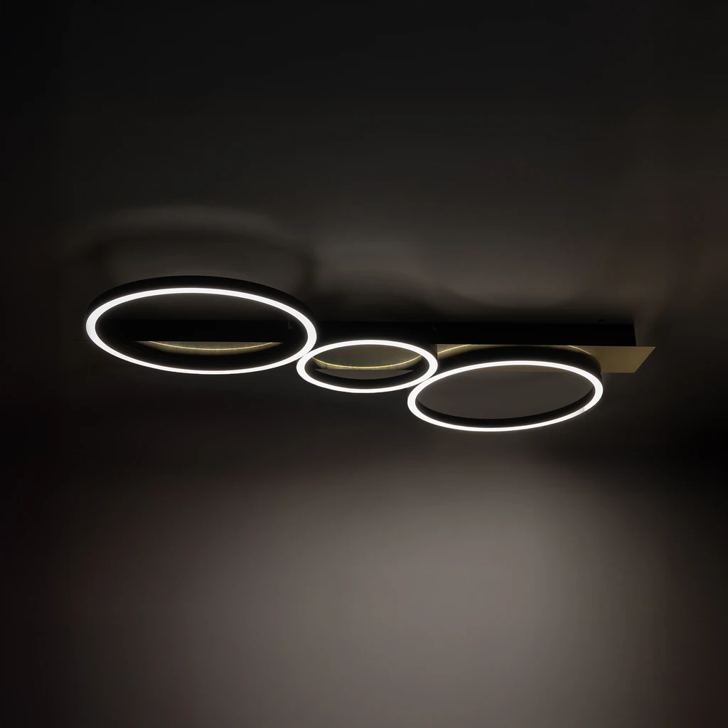 Ciekawy design lampy obejmuje 3 nachodzące na siebie pierścienie z wbudowanym światłem LED.