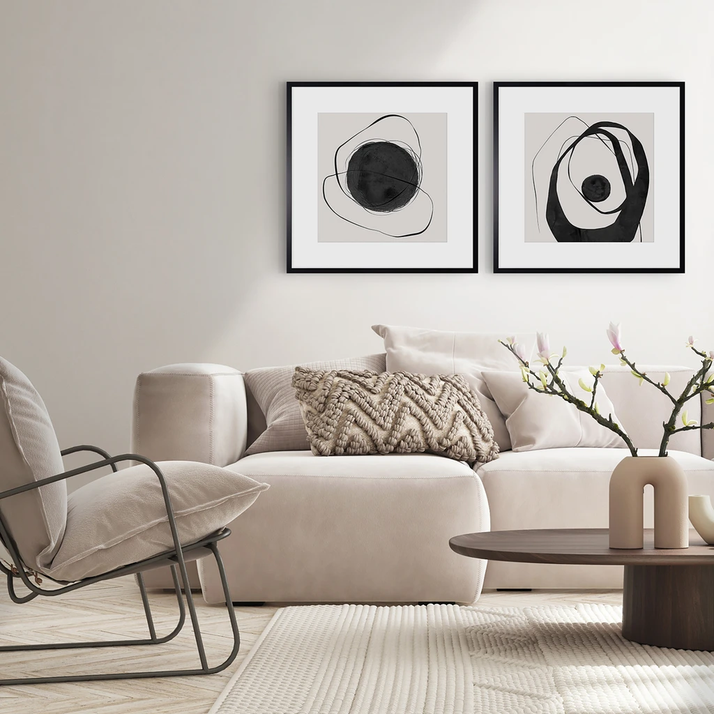 Obrazy w czarnych ramach