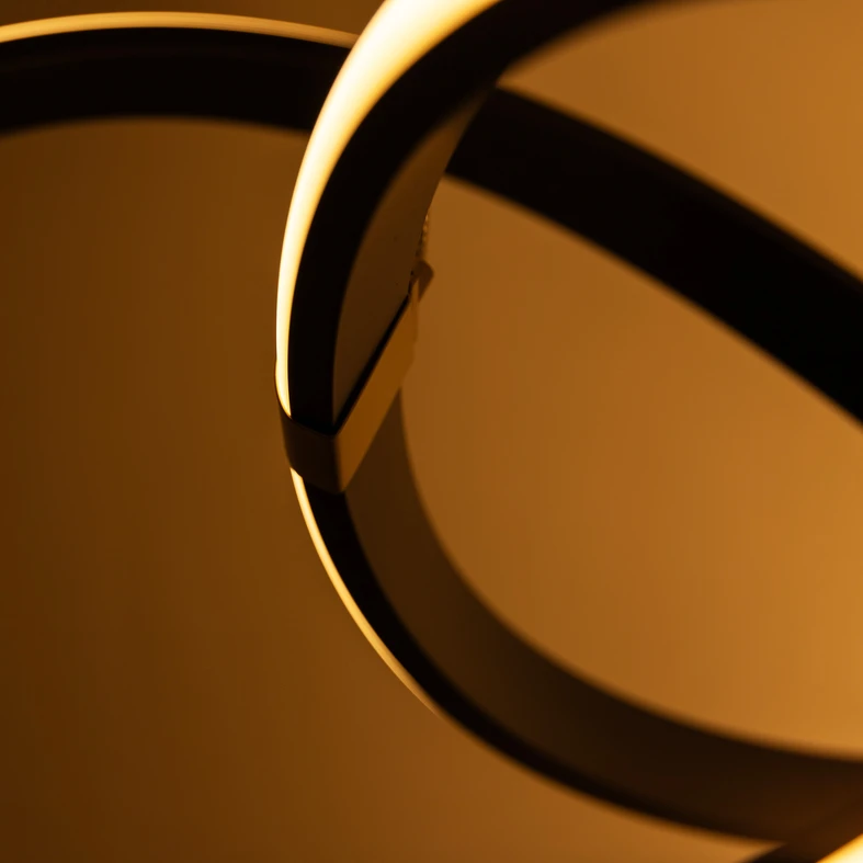 INDIGO przy 55 cm średnicy świetnie sprawdzi się w salonie lub zawieszona nad stołem w jadalni.