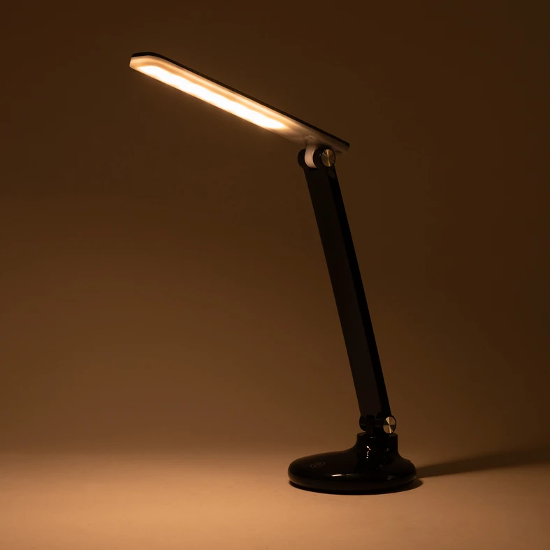 Lampa biurkowa ze składanym ramieniem i głowicą to funkcjonalne oświetlenie, idealne dla domowego gabinetu, sypialni lub pokoju nastolatka.