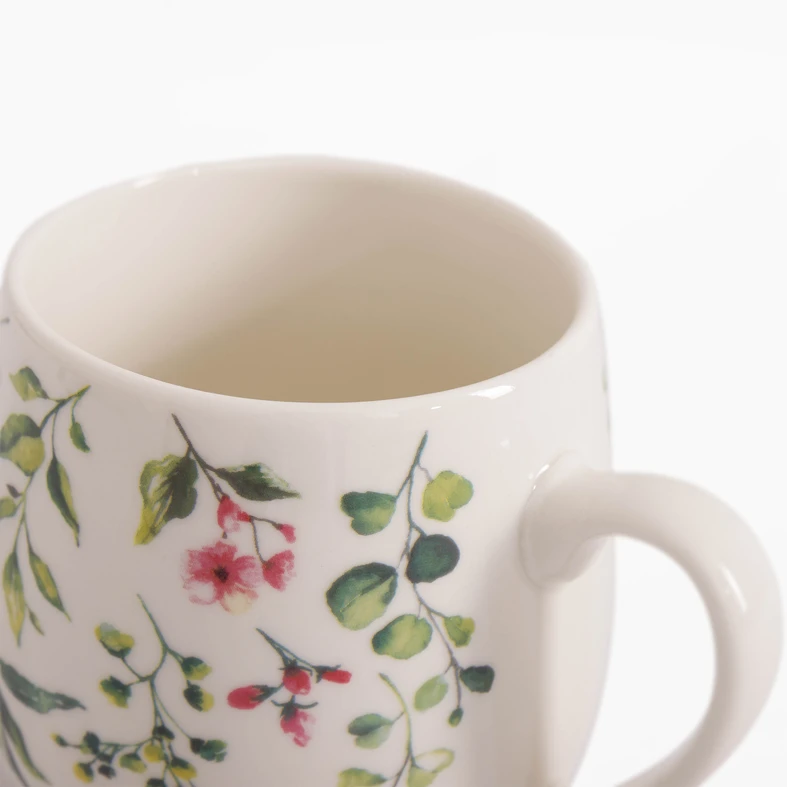 Biały kubek z uchem w kwiaty