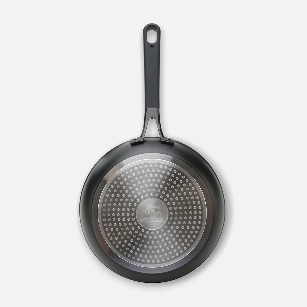 Czarna patelnia na gaz i indukcję