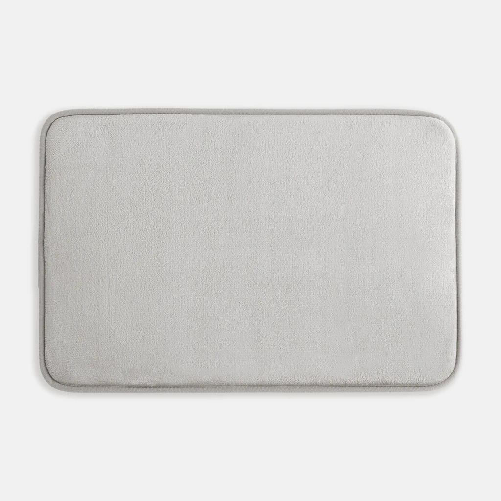 Srebrny dywanik łazienkowy