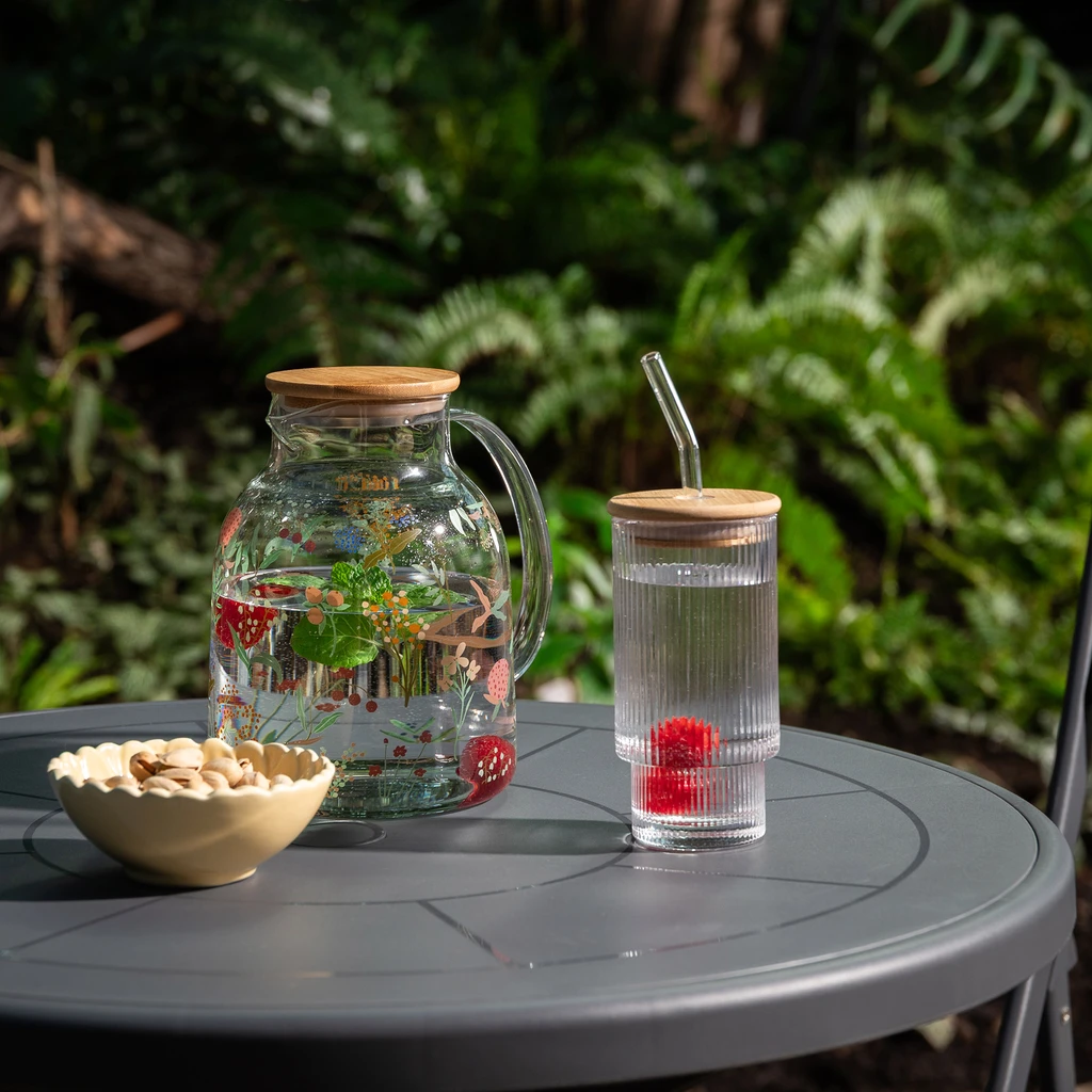 Drážkovaný pohár s bambusovým viečkom a slamkou 320 ml